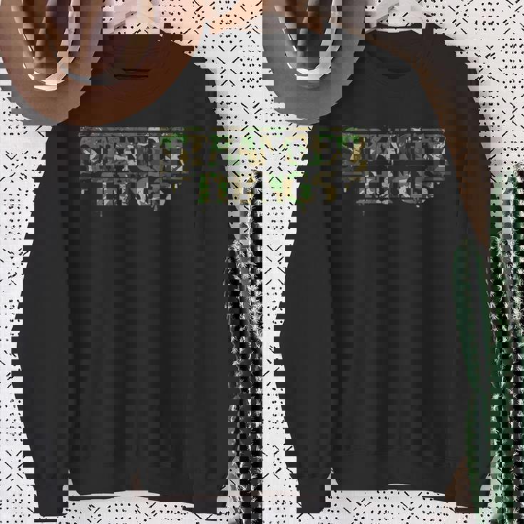 ストレンジャー・シングス ロゴ 迷彩 デモゴルゴン アンティーク調 逆さま スウェットシャツ 年配の女性への贈り物