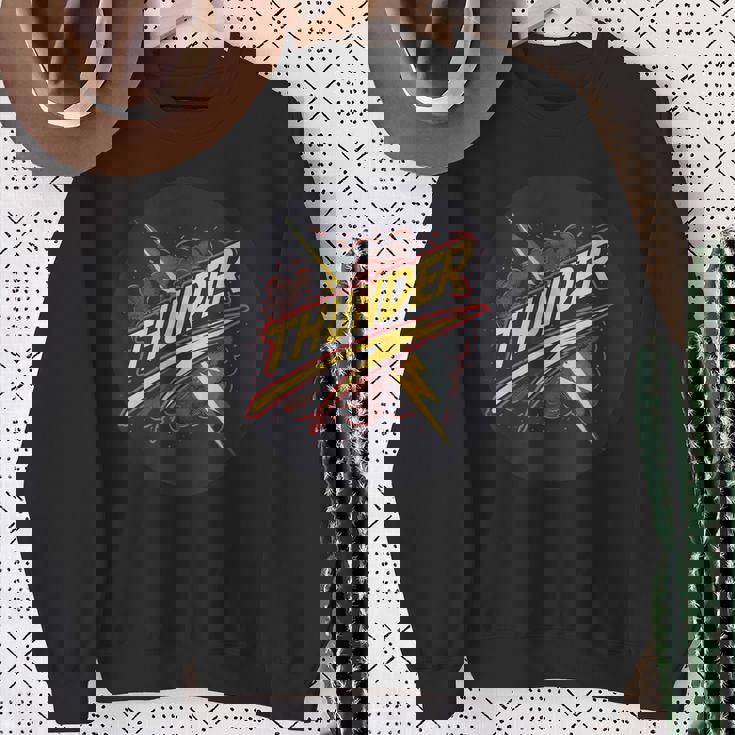 ストームファンのためのクールなサンダーステートメント衣装。 スウェットシャツ 年配の女性への贈り物