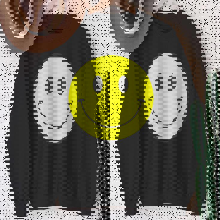 スマイル フェイス 笑顔（ベーシック）【スマイリー】ニコニコ 絵文字 黄色 ポップ かわいい イラスト スウェットシャツ 年配の女性への贈り物