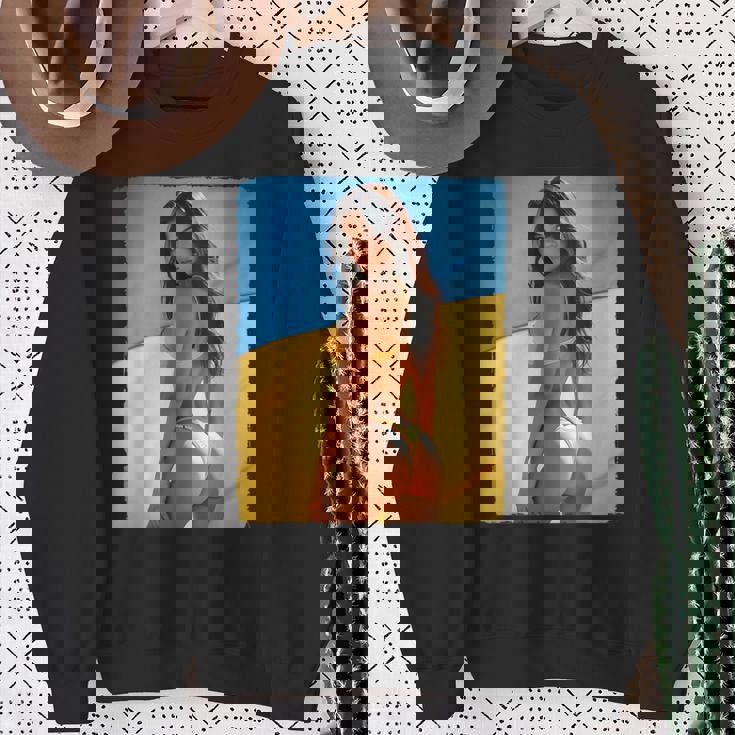 セクシーガールグラフィックtシャツ 「モダンピンナップガール&ウクライナ国旗」 スウェットシャツ 年配の女性への贈り物