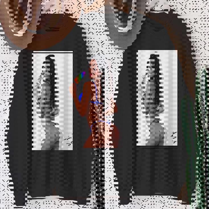 セクシーガールグラフィックtシャツ アイスポップのセクシーなラティーナブーティーガール。 スウェットシャツ 年配の女性への贈り物