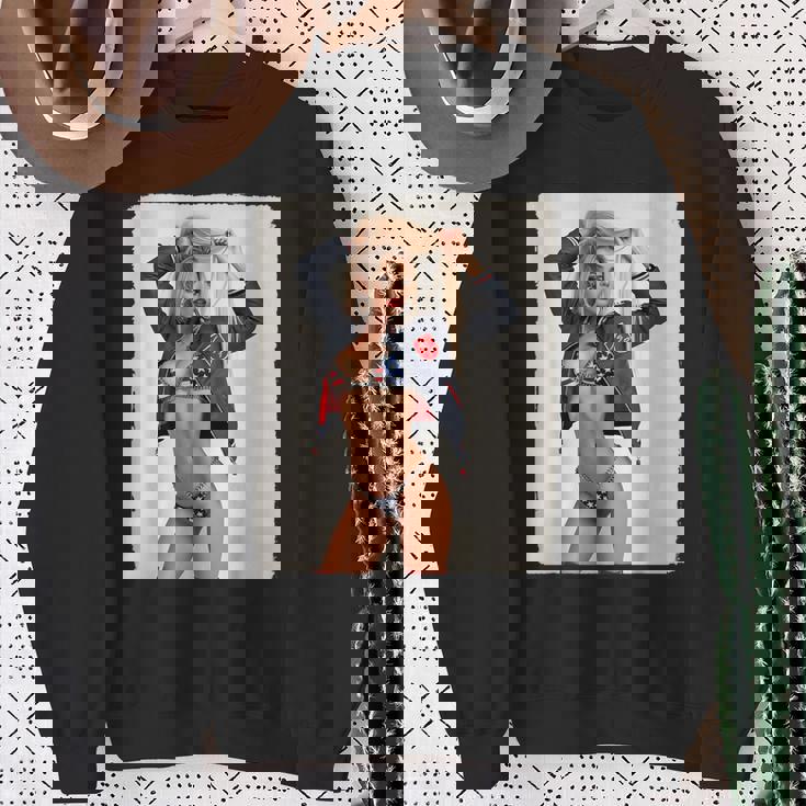 セクシーガールグラフィックtシャツ ブロンドボンシェルビキニピンナップガール スウェットシャツ 年配の女性への贈り物