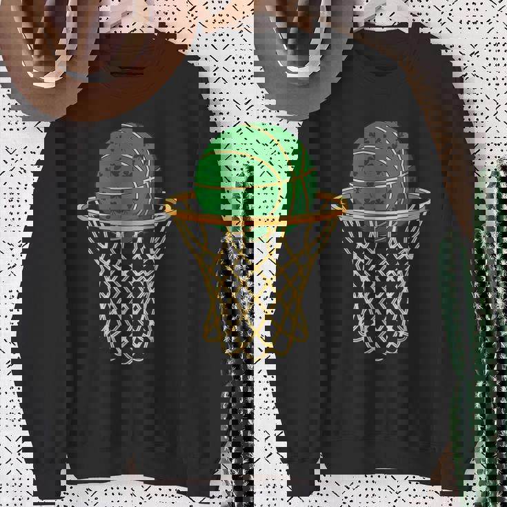 セントパトリックバスケットボールグリーンシャムロックバスケットボール スウェットシャツ 年配の女性への贈り物