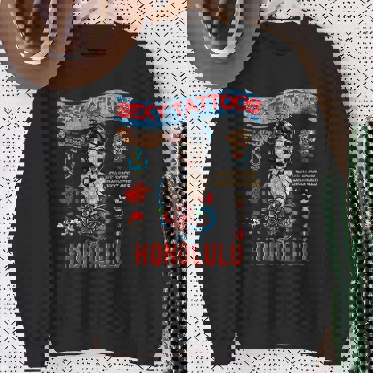 セーラー向けのタトゥーとセクシーガール。 スウェットシャツ 年配の女性への贈り物