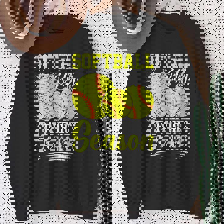 ソフトボールは私の好きな季節の楽しいデザイン。 スウェットシャツ 年配の女性への贈り物