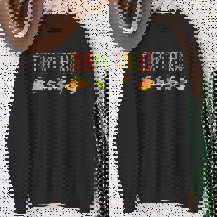 タコチューズデイの楽しみは、タコス好きのためのデザイン スウェットシャツ 年配の女性への贈り物