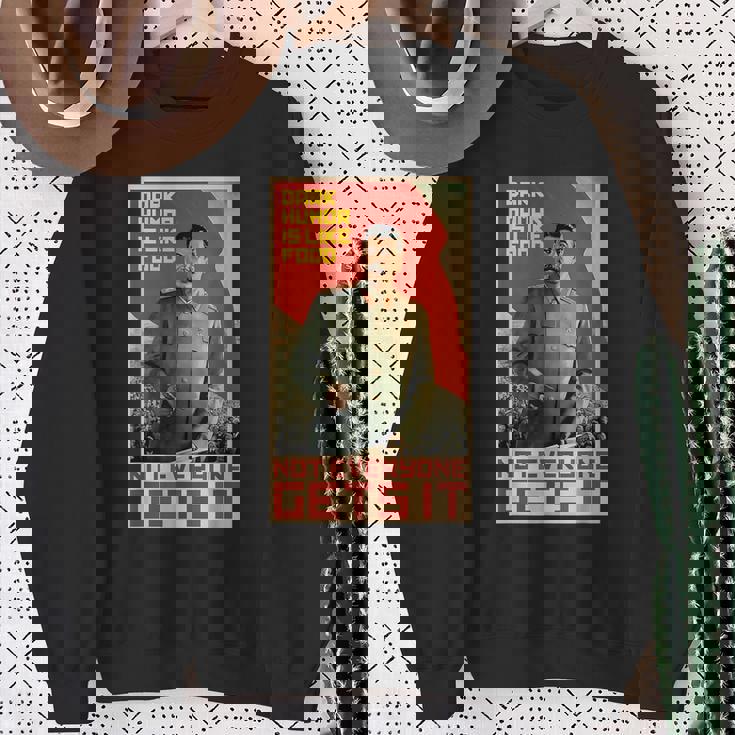 ダークユーモアは食べ物のようです スターリン・ソビエト共産主義のプロパガンダ スウェットシャツ 年配の女性への贈り物