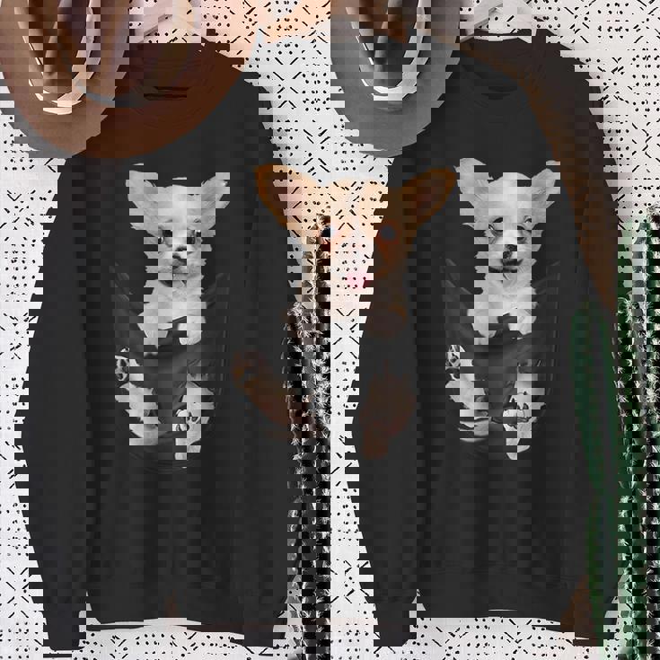 チワワ犬愛好家のためのポケットに入った面白いチワワ犬。 スウェットシャツ 年配の女性への贈り物