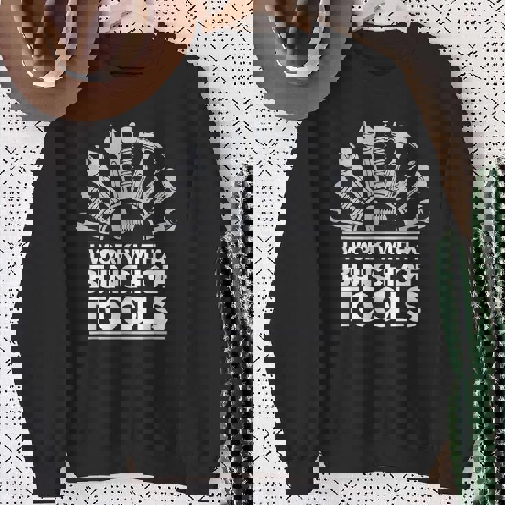 ツール 面白い メカニック 工具を使って仕事 お父さん 夫 ギフト アイデア スウェットシャツ 年配の女性への贈り物