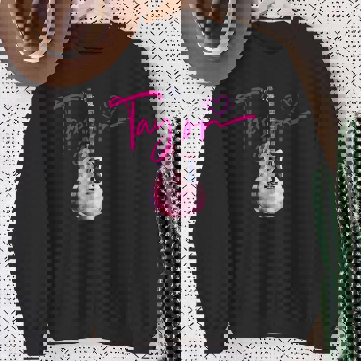 テイラーのファーストネーム 私はテイラーガールが大好きです かわいいギター スウェットシャツ 年配の女性への贈り物