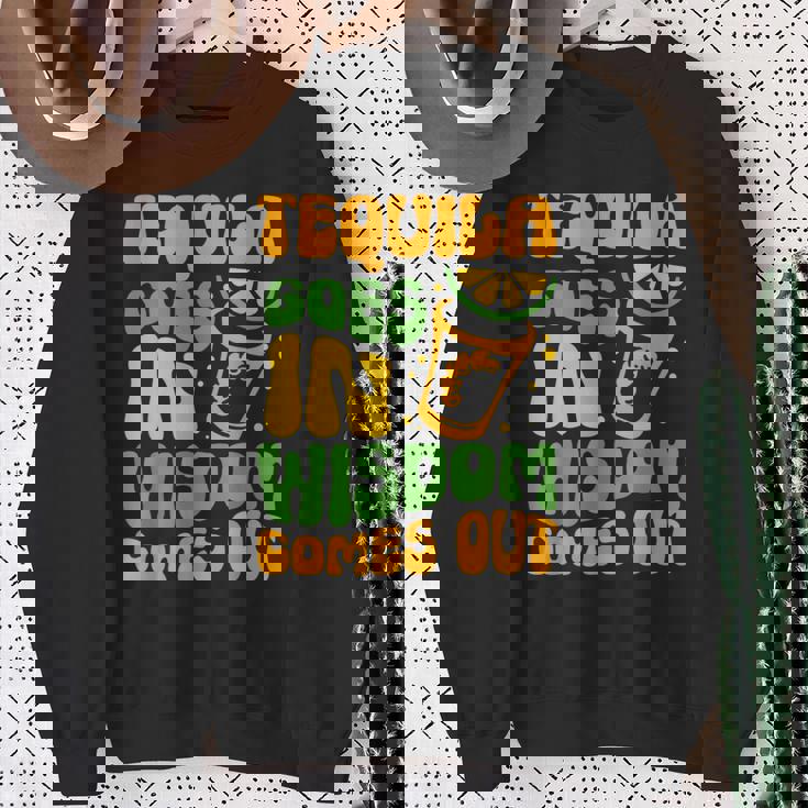 テキーラが知恵を生む 酒飲み ドリンク 飲酒 テキーラ スウェットシャツ 年配の女性への贈り物