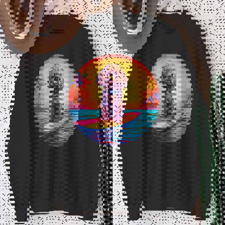 トイプードル サーフィン ファニー ドッグ ビーチ スウェットシャツ 年配の女性への贈り物