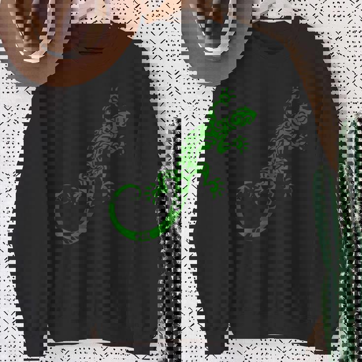 トカゲ グリーン トライバル パターン ペット ヤモリ アニマル スウェットシャツ 年配の女性への贈り物