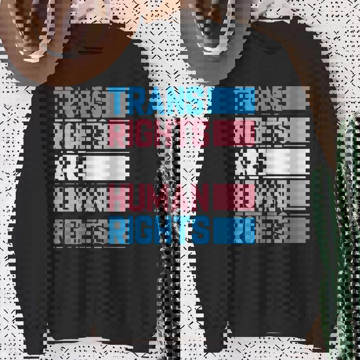 トランスライツは人権トランスジェンダープライドフラッグ スウェットシャツ 年配の女性への贈り物