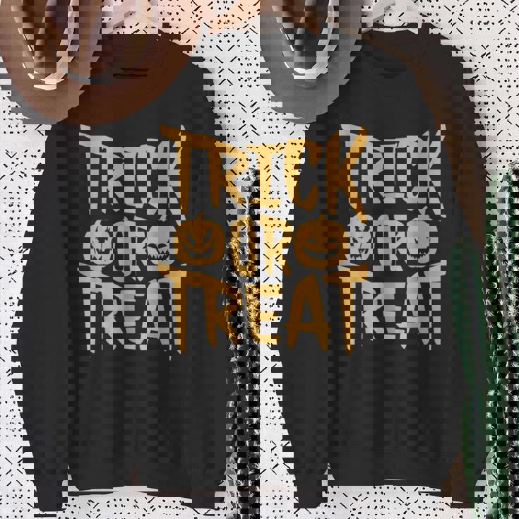 トリックオアトリートパンプキンフェイスハロウィングラフィック。 スウェットシャツ 年配の女性への贈り物