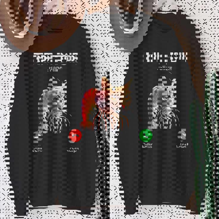 トリッピ・トロッピはブレインロット・イタリアン・ブレインロット・ミームを呼んでいる。 スウェットシャツ 年配の女性への贈り物