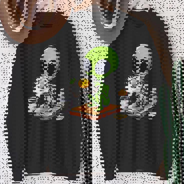 トーストに目玉焼きを食べるエイリアン スウェットシャツ 年配の女性への贈り物