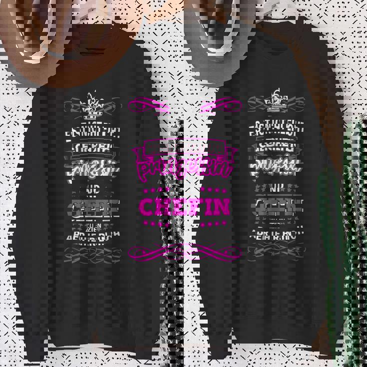 ドイツ語のテキスト「Gleichzeitig Prinzessin Chefin」と書かれた最高のシェフィンの言葉 スウェットシャツ 年配の女性への贈り物