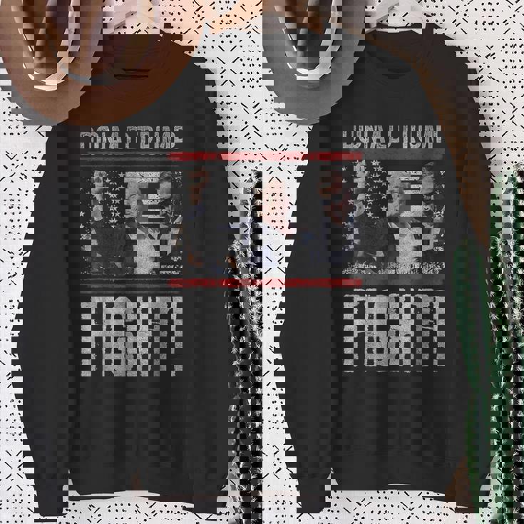 ドナルド・トランプ拳ポンプ We Fight American Flag Trump 2024 スウェットシャツ 年配の女性への贈り物