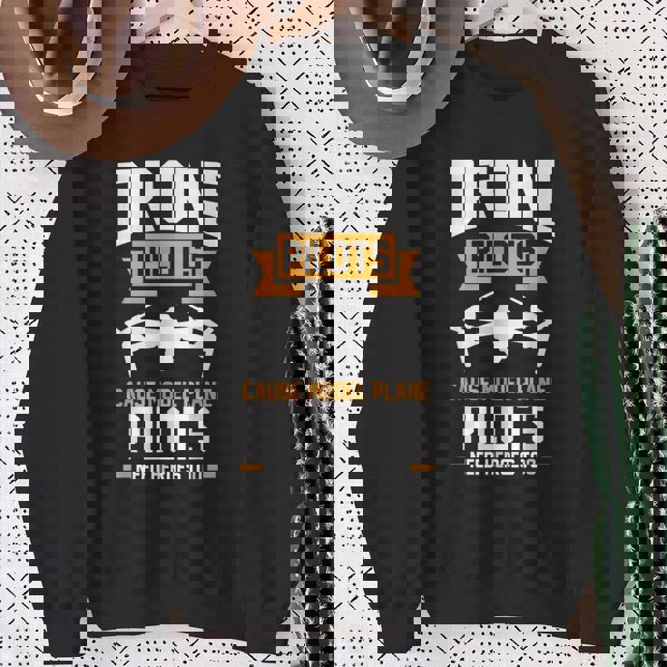 ドローンパイロットはモデル飛行機のパイロットのドローンを引き起こす スウェットシャツ 年配の女性への贈り物