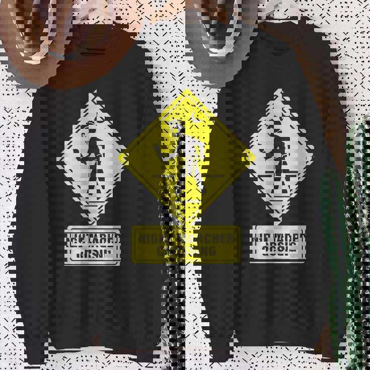 ナイトマーチャークロッシングハワイゴースト面白い スウェットシャツ 年配の女性への贈り物