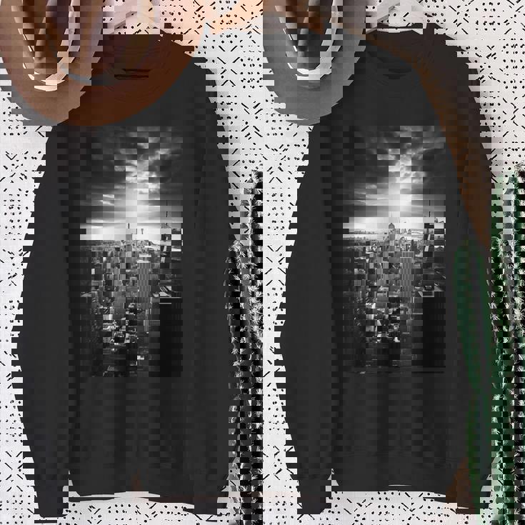 ニューヨーク市写真撮影 白黒写真 スウェットシャツ 年配の女性への贈り物