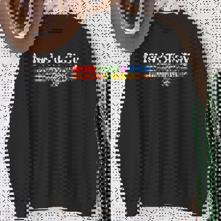 ニューヨーク市地下鉄の駅標識、ニューヨークの列車標識nyc。 スウェットシャツ 年配の女性への贈り物