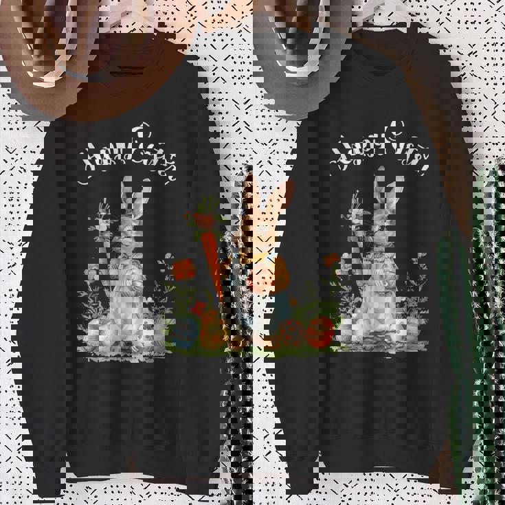 ハッピーイースターバニーニンジンイースターエッグ イースターラビットアートワーク スウェットシャツ 年配の女性への贈り物