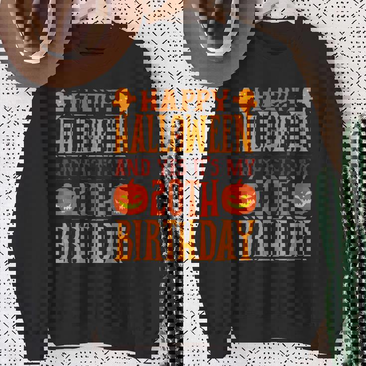 ハッピーハロウィンそしてはい、私の20歳の誕生日です スウェットシャツ 年配の女性への贈り物