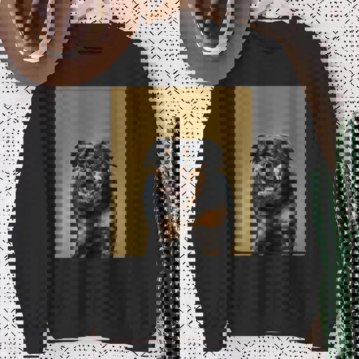 ハッピーロットワイラー犬自撮りポートレート スウェットシャツ 年配の女性への贈り物