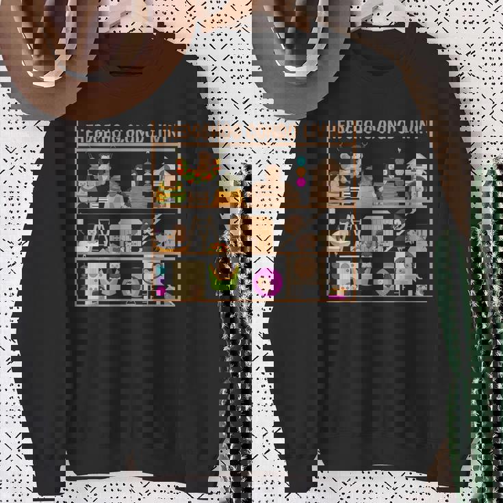 ハリネズミのコンドミニアムの生活のおもちゃ ヘイベッドの隠れ家の家 スウェットシャツ 年配の女性への贈り物