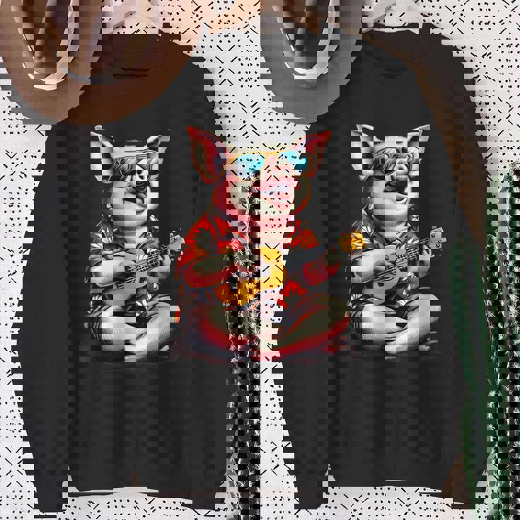 ハワイアンシャツを着たブタ、ウクレレ遊び。 スウェットシャツ 年配の女性への贈り物