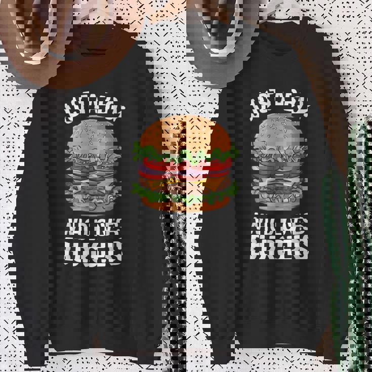 ハンバーガーが大好きな少年 おもしろハンバーガー好き スウェットシャツ 年配の女性への贈り物