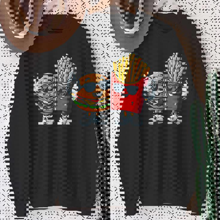 ハンバーガーフライドポテトファーストフード愛好家アート 面白いユーモアコンボプリント スウェットシャツ 年配の女性への贈り物