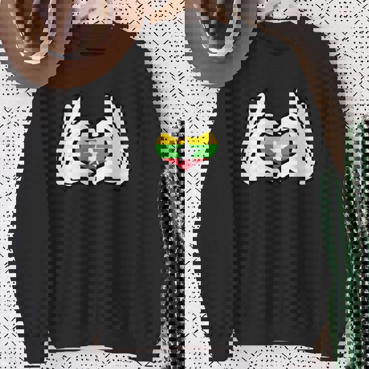 ハートを形作る漫画の手 ミャンマー国旗 スウェットシャツ 年配の女性への贈り物