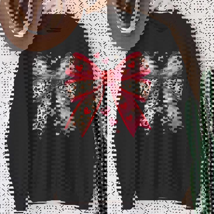 ハート付きピンクヒョウ柄リボン。 スウェットシャツ 年配の女性への贈り物