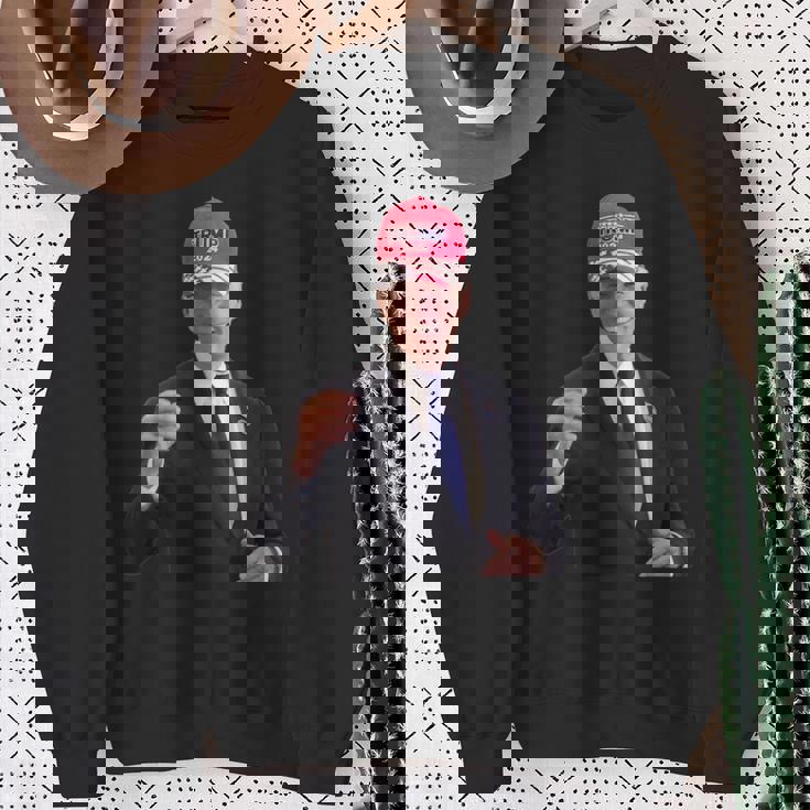 バイデンはトランプの帽子をかぶっています 2024 スウェットシャツ 年配の女性への贈り物