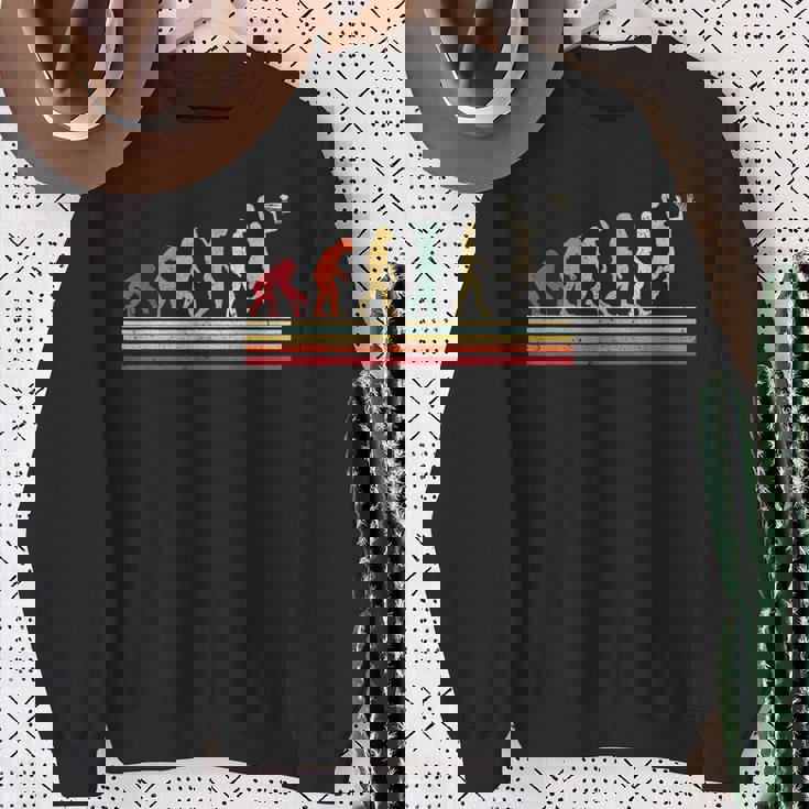 バスケットボール選手のためのレトロなバスケットボールエボリューションダンキング。 スウェットシャツ 年配の女性への贈り物