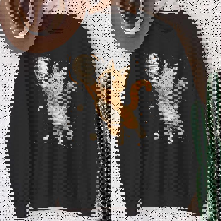 バレーボール選手のかわいいバレーボール猫。 スウェットシャツ 年配の女性への贈り物