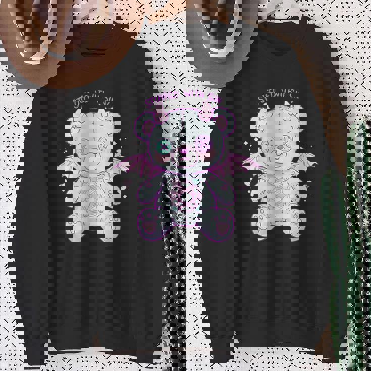 パステルゴス カワイイ 鬼熊 不気味 かわいい スウェットシャツ 年配の女性への贈り物