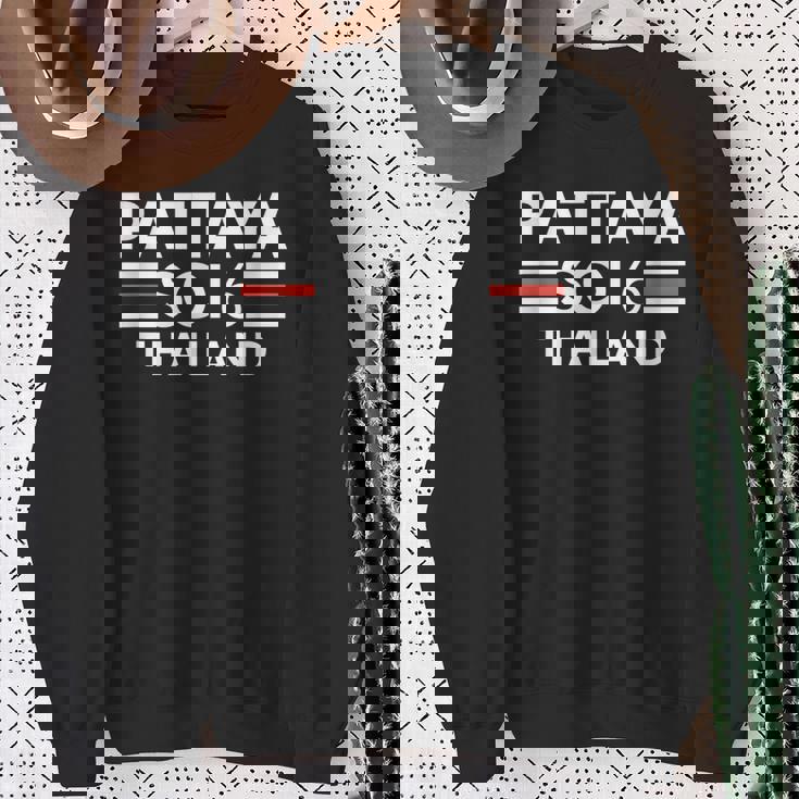 パタヤ・ソイ6 タイバー・パブ・パーティー・グラフィック スウェットシャツ 年配の女性への贈り物