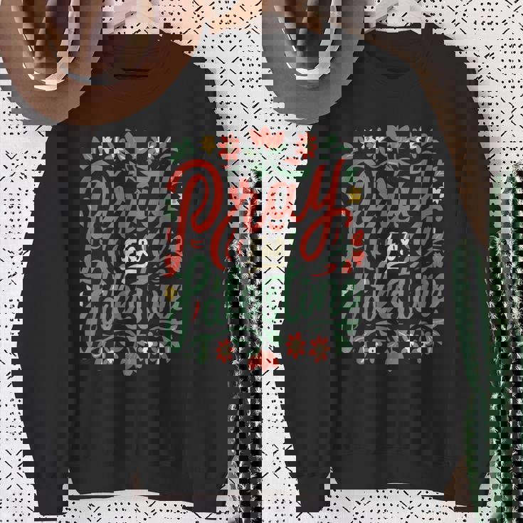 パレスチナのために祈り、戦争を止め、反戦、平和 スウェットシャツ 年配の女性への贈り物