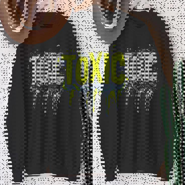 パワフルなエッジコスチュームのための大胆な有毒ステートメント。 スウェットシャツ 年配の女性への贈り物