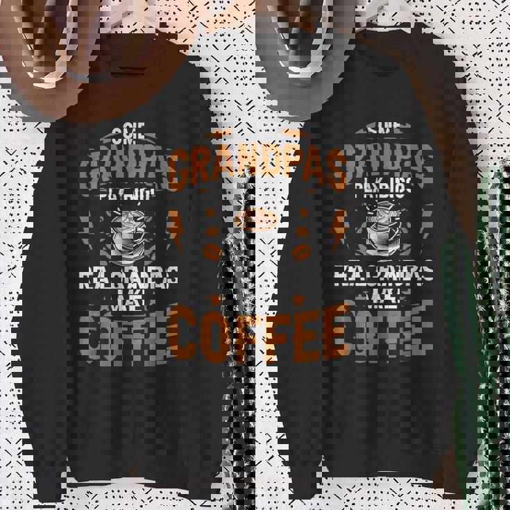 ビンゴをするおじいちゃんもいる本当のおじいちゃんがコーヒーを淹れる スウェットシャツ 年配の女性への贈り物