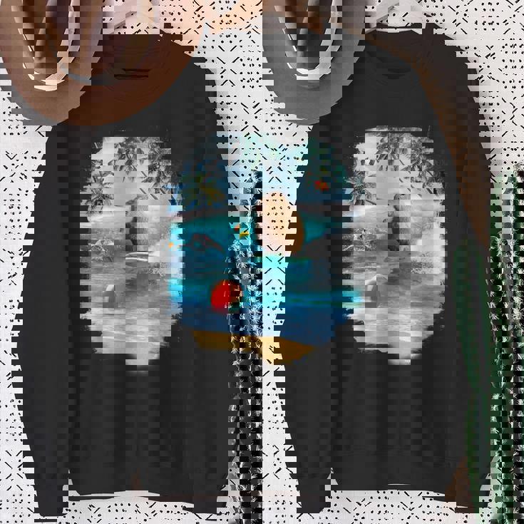 ビーチでのカピバラサーフィンおかしい スウェットシャツ 年配の女性への贈り物