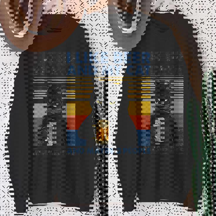 ビール好きで猫が手にビールを飲んでビール友達を応援 スウェットシャツ 年配の女性への贈り物