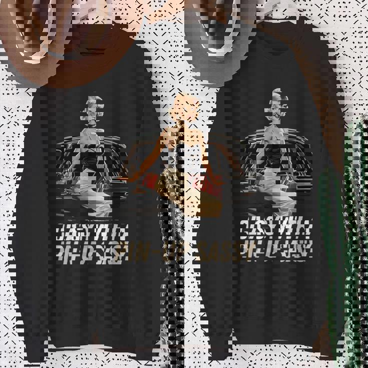 ピンナップガール クラシック オールドカー クラッシー ピンナップ生意気付き スウェットシャツ 年配の女性への贈り物