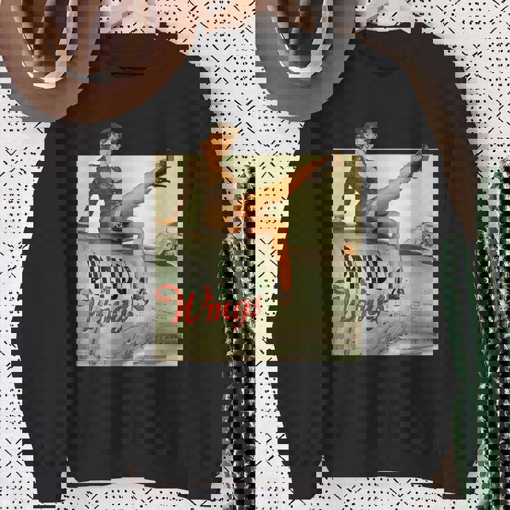 ピンナップガールの羽ビンテージポスターww2 スウェットシャツ 年配の女性への贈り物