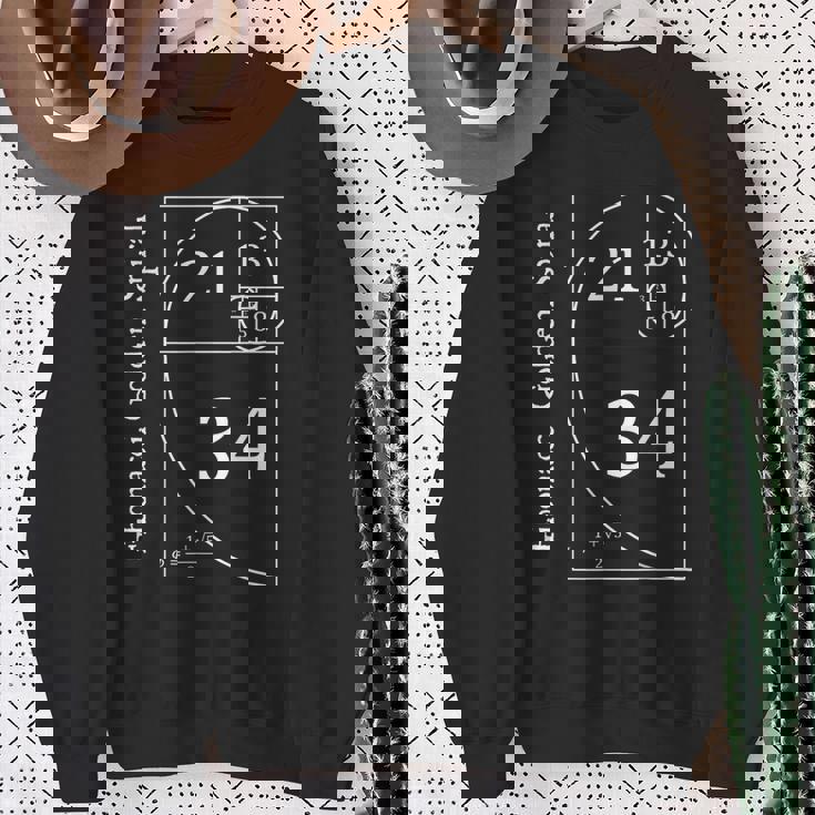 ファニー フィボナッチ ゴールド スパイラル オタク 数学教師 ギフト スウェットシャツ 年配の女性への贈り物