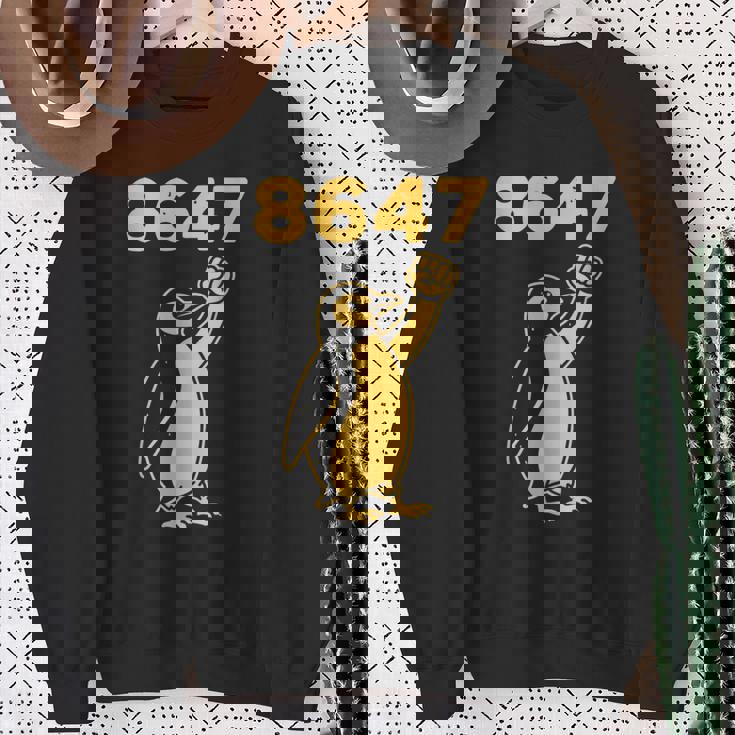 フィストペンギン-ウィースタンドウィズペンギン-ファニー8647 スウェットシャツ 年配の女性への贈り物